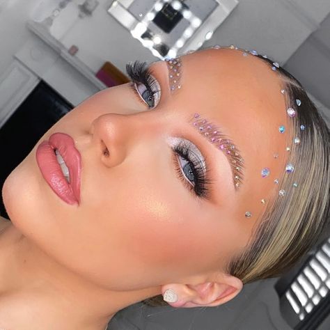 Carnaval Makeup Ideas, Extra Makeup Looks, Hair Diamonds, Sleek Prom Hair, Carnaval Inspo, Carnaval Makeup, Diamond Makeup, Diamond Hair, Cheer Hair