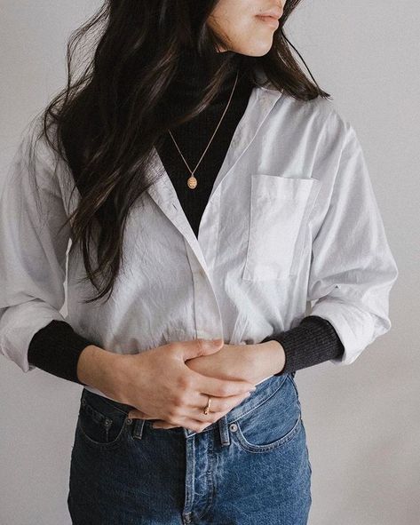 Styling the button up shirt Spiritually Healthy, White Shirt Outfits, 일본 패션, Health Workout, Athleisure Trend, Workout Fashion, Coat Outfit, Mode Kpop, Body Fitness