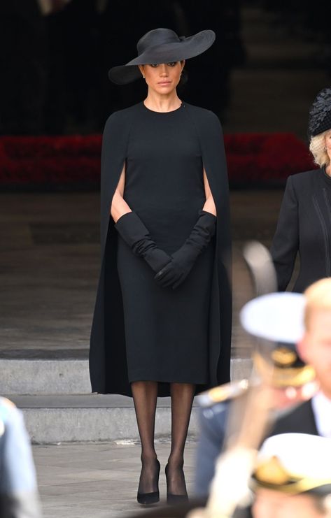 Princess Kate Middleton Style, Vestidos Kate Middleton, Estilo Meghan Markle, Stylish Black Dress, Meghan Markle Outfits, Duchess Meghan, Princess Meghan, Meghan Markle Style, Women In Black