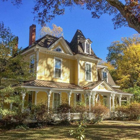 sunny yellow Old Yellow House, Big Yellow House, Uk House Aesthetic, My Dream Home Interior, Queen Ann Victorian Homes, Yellow Mansion, Home With Porch, Yellow Victorian House, Victorian Farmhouse Exterior