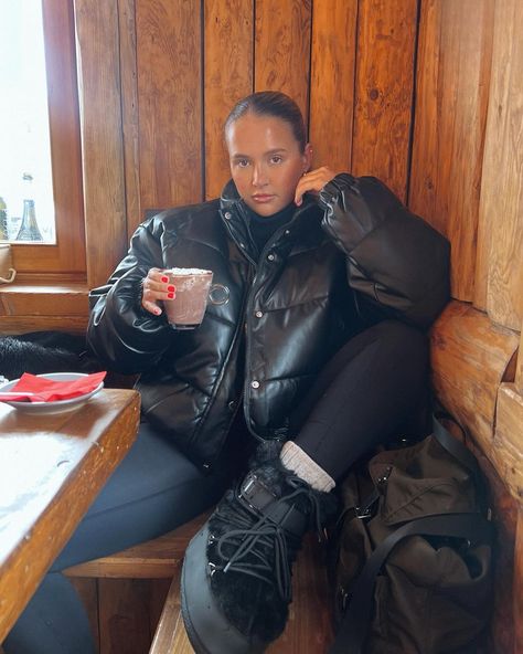 Après skiiiii☕️🌨️🎿🧦 outfit @prettylittlething ad | Instagram Moon Boot Black, L Icon, Lunar Landing, Snow Trip, Black Icon, Moon Boot, Another Dimension, Life On Earth, Skiing Outfit