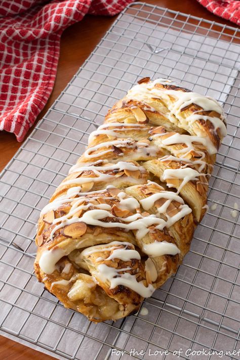 Glazed Apple Danish Braid Braided Apple Puff Pastry, Puff Pastry Apple Dessert, Apple Pastry Recipes, Baked Slices, Weekend Breakfast Ideas, Danish Desserts, Cinnamon Baked French Toast, Almond Food, Puff Pastry Braid