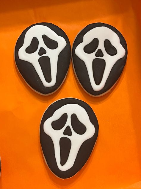 Ghost Face Cookies Decorated, Ghost Face Cupcakes, Ghost Face Cookies, Ghostface Cupcakes, Ghostface Cookies, Ghostface Birthday Party, Ghost Face Party, Ghost Face Cake, Pastel Ghostface