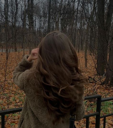 Dark Autumn, Fall Inspo, Brunette Girl, Best Seasons, We Fall In Love, Autumn Cozy, Autumn Aesthetic, Foto Inspiration, Girl Falling