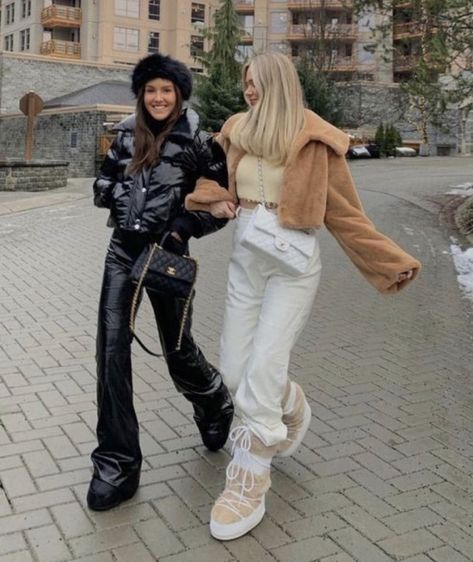 #moonboot #outfit #ootd Winter Outfits Snow Boots, Moon Boot Aesthetic, Outfit With Moon Boots, Ski Boots Outfit, Outfit Neige, Short Moon Boots Outfit, Outfits With Moon Boots, Moonboot Outfit Ideas, Snow Fashion Outfits