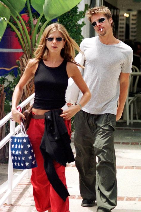 2000s Couples, Brad Pitt Jennifer Aniston, Brad Pitt And Jennifer, Brad And Jen, Couple Fits, 2000s Outfits, Paparazzi Photos, Outfit 90s, Famous Couples