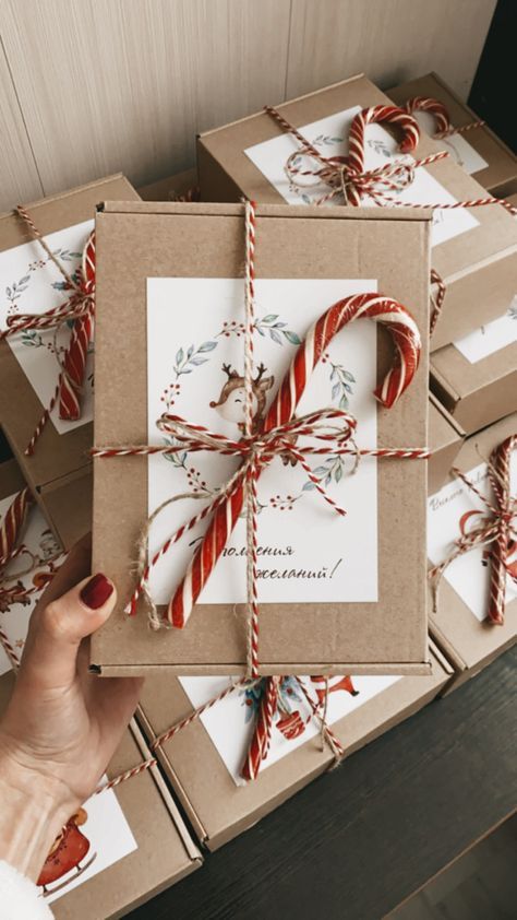 Christmas Gift Box Wrapping Ideas, Christmas Hamper Box Ideas, Happy New Year Gift Box Ideas, Hampers Ideas Christmas, Winter Box Gift Idea, Christmas Present Packaging, Xmas Gift Box Ideas, Christmas Present Box Ideas, Christmas Hampers Ideas