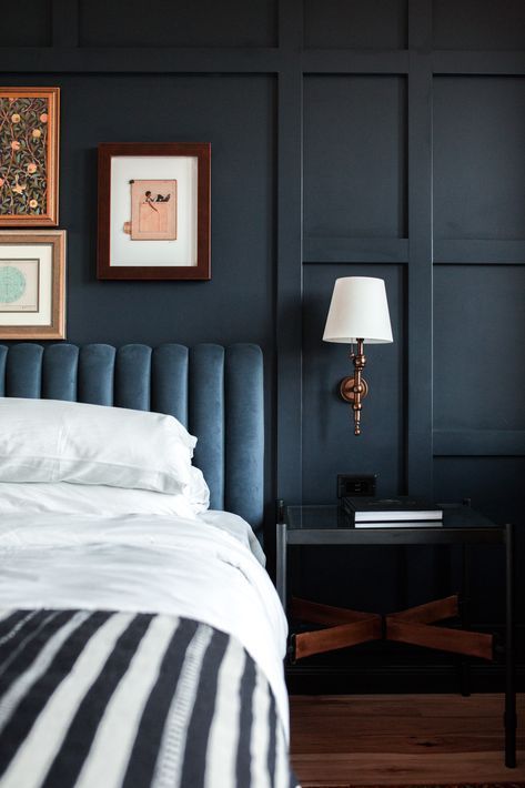 What a lovely display of Board and Batten in this bedroom, complete with artwork! And I love a good sconce bedside. Dark Transitional Bedroom, Ramble Hotel, Navy Bedrooms, Blue Headboard, Interior Minimalista, Eclectic Bedroom, Emily Henderson, Bedroom Hotel, Blue Bedroom