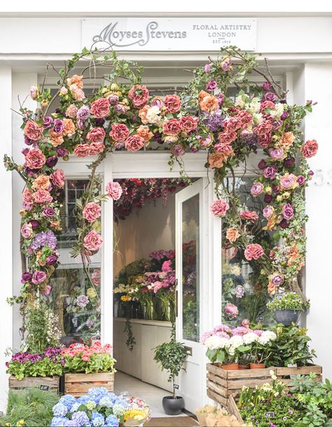 London_in_Bloom_Moyses_Stevens_190328-106 Moyses Stevens, Flower Shop Interiors, Flower Cafe, Flower Shop Design, Chelsea Garden, 카페 인테리어 디자인, Shop Fronts, Cafe Interior Design, Climbing Roses