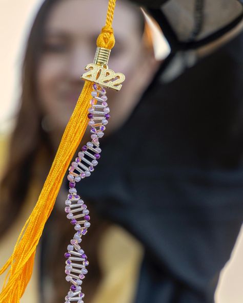 Graduation tassel dna helix. Perfect for biology lovers or anyone graduating with a biology degree! Graduation Cap Tassel, Lab Humor, Dna Helix, Graduation Cap Decoration Diy, Graduation Tassel, Grad Cap Designs, Diy Graduation Cap, Graduation Photography Poses, Grad Cap Ideas