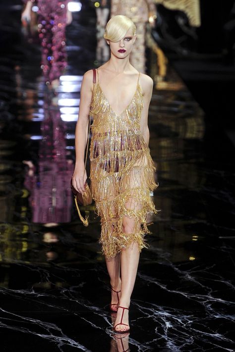 Louis Vuitton's spring 2011 collection embraced art deco and fringe, flapper dresses from the 1920s. 1920s Inspired Dresses, Long Shift Dress, Shift Dress Styles, Great Gatsby Fashion, 1920s Outfits, 1920 Fashion, 20s Fashion, Embellished Gown, Flapper Style