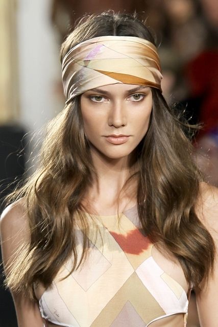 Get Creative With These Runway Inspired Summer Hair Ideas - Beauty High 70’s Hairstyles, 70s Hair And Makeup, 70’s Hair, Look Disco, Disco Hair, 1970s Hairstyles, 70s Hair, How To Grow Your Hair Faster, How To Wear Scarves