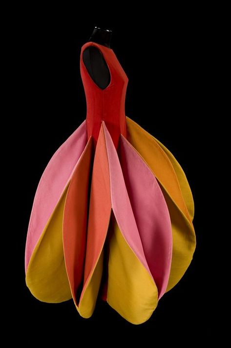 Arancia Sculpture Dress 1982 by Roberto Capucci,Italian.Fondazione Roberto Capucci.  Courtesy of the Philadelphia Museum of Art Sculpture Dress, Roberto Capucci, Detail Couture, Origami Dress, Sculptural Fashion, Mode Inspiration, Mode Style, Design Color, Fashion History