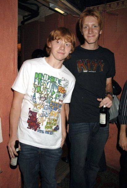 Rupert and Oliver :) Weasley Harry Potter, Glume Harry Potter, Tapeta Harry Potter, Ronald Weasley, Phelps Twins, Oliver Phelps, Fred And George Weasley, Harry Potter Images, Rupert Grint