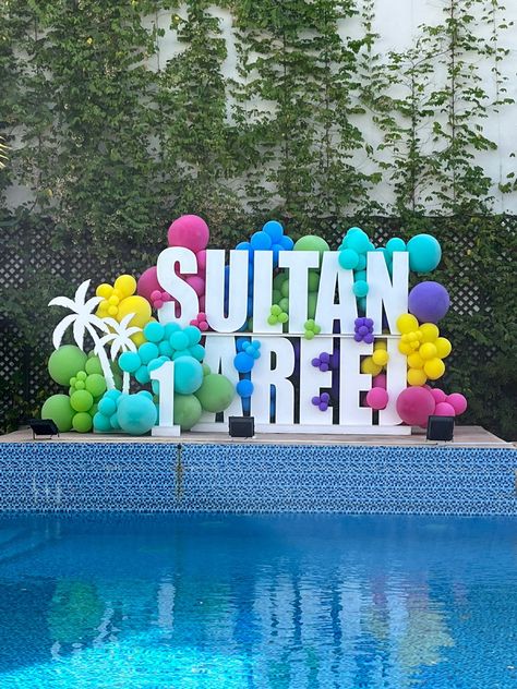 Swimming Pool Party Ideas Decor, Balloons Backdrop, School Function, Tropical Party Decorations, Bridal Shower Balloons, Foam Party, Party Swimming Pool, Photo Zone, Pool Party Decorations