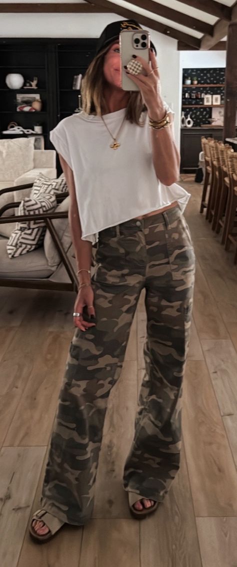 Styling Camo Cargo Pants, Styling Camo Pants Women, Outfit With Camo Pants, Style Camo Cargo Pants, What To Wear With Camo Pants, Camp Pants Outfit, Styling Camo Pants, Camouflage Pants Outfit, Camo Cargo Pants Outfit