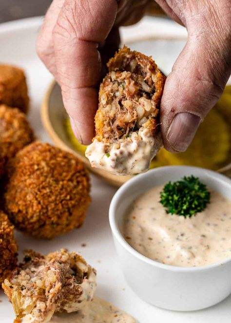 Easy Louisiana Recipes, Boudin Balls Recipe, Cajun Appetizers, Boudin Recipe, Boudain Recipes, Boudin Sausage, Boudin Balls, Homemade Tartar Sauce, Spicy Appetizers