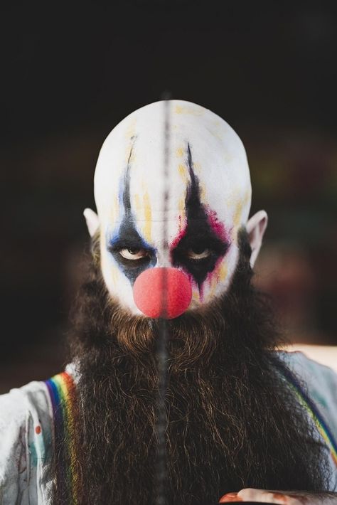 Ever see a chainsaw wielding clown with an epic beard? Now you have! #halloweendecor #halloweencostume #halloweendecoration Beard Halloween Makeup, Mens Halloween Makeup, Beard Makeup, Creepy Clown Makeup, Halloween Beard, Halloween Makeup Clown, Holloween Makeup, Scary Clown Makeup, Halloween Circus