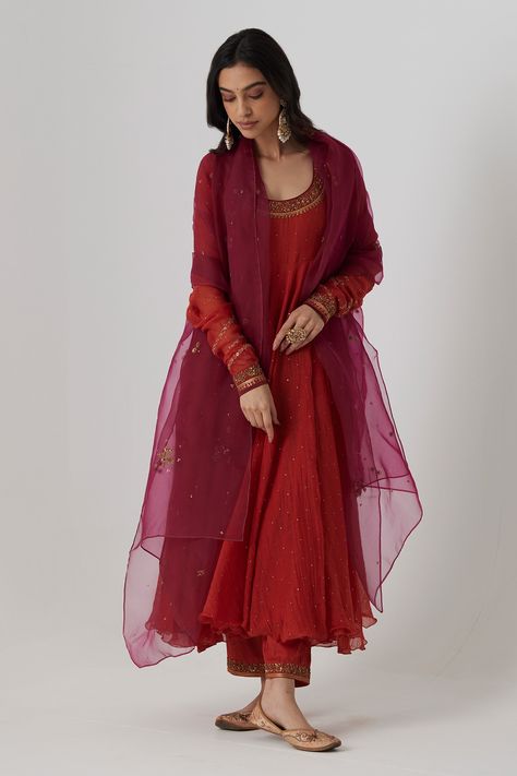 Shop for these amazing collections of Red Anarkali Mukaish Chanderi Embroidery Aari U Neck Mitali Set For Women by Rhua India online at Aza Fashions. Embroidery Zardozi, Red Anarkali, Red Kurta, Anarkali Dress Pattern, Kurta Set For Women, Traditional Indian Dress, Casual Indian Fashion, Desi Fashion Casual, Fancy Dresses Long