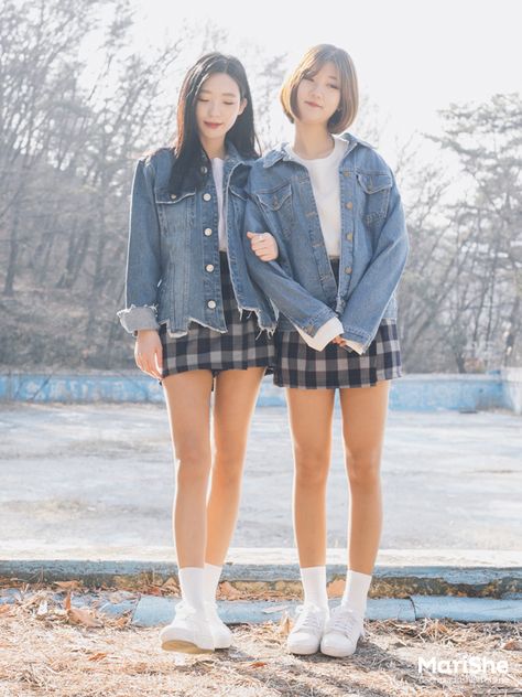 Official Korean Fashion : Korean Twin Look Fashion Twin Fashion, Korean Beauty Secrets, Girls In Mini Skirts, White Socks, Ulzzang Fashion, Status Video, Mode Inspo, Korea Fashion, 여자 패션