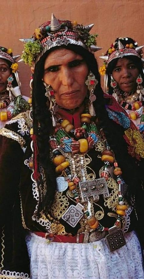 Moroccan Traditional Clothing, Moroccan Jewelry, African Traditional Dresses, We Are The World, Berber Women, Folk Costume, World Cultures, People Of The World, Interesting Faces