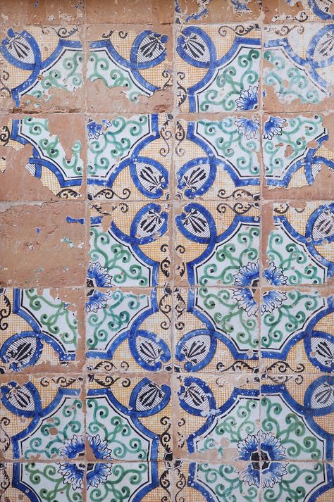 Italian Tile Wallpaper, Italian Culture Aesthetic, Old Italian House Interior, Old Italian Restaurant, Old Italian Kitchen, Vintage Italian Aesthetic, Italian Texture, Old Italian Aesthetic, Italian Patterns