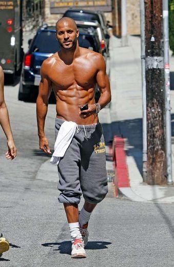 Ricky Whittle | Eye Candy: Our Favorite Muscle Men Ricky Whittle, Bald Men Style, Skirt Diy, Walking Down The Street, 남자 몸, Bald Men, Shirtless Men, Muscle Men, Male Body