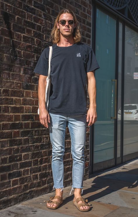 Australian Style Men, Men’s Surfer Style, Surfer Style Men, Surfer Guy Style, Granola Boy Outfits, Skateboarding Fashion, Mens Surfer Style, Surf Style Men, Men's Street Style Photography