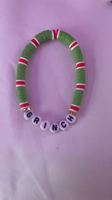 Clay Bead Bracelet Ideas Xmas, Grinch Clay Bead Bracelet, Beaded Best Friend Bracelets, Clay Bracelet Ideas Christmas, Christmas Clay Bracelet Ideas, Xmas Bracelet Ideas, Preppy Christmas Bracelet Ideas, Christmas Bracelets Clay Beads, Cute Christmas Bracelet Ideas