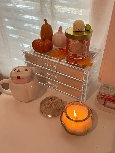 Fall Vanity Decor, Simple Fall Room Decor, Autumn Room Ideas, Aesthetic Fall Room Decor, Halloween Room Decor Aesthetic, Fall Room Decor Aesthetic, Bedroom Fall Decorations, Katelyn Dewitt, Fall Room Inspiration