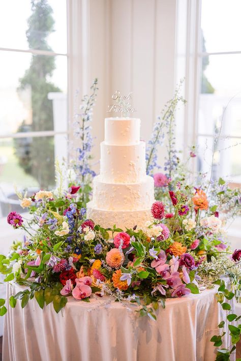 Wedding Ideas May Colors, Easter Theme Wedding, Wedding Aesthetic Floral, Bright Colored Flowers Wedding, Colorful Wild Flower Wedding, Colorful Wedding Decor Ideas, Colorful Spring Wedding Decor, Meadow Wedding Cake, Wedding Cakes Garden Theme