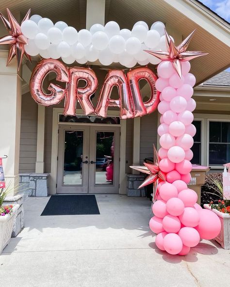 Backyard Party Entrance, Balloon Arch For Graduation Party, Ou Grad Party, Grad Party Decorations Backdrops, Grad Balloon Arch, Pink And Gold Graduation Party, Colorful Graduation Party, Graduation Balloon Arch, College Grad Party Decor