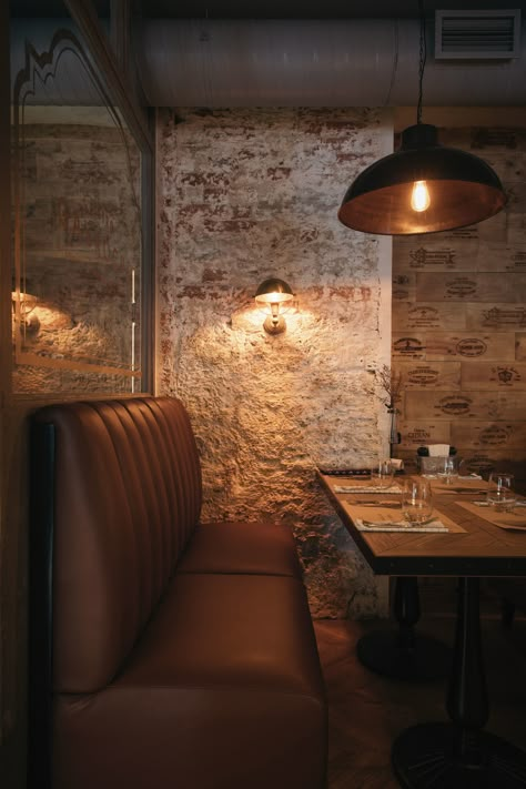 Leather Booths Restaurant, Moody Restaurant Interior, Steakhouse Interior Design, Steakhouse Design Interiors, Steakhouse Restaurant Design, Steakhouse Interior, France Interior Design, Italian Restaurant Interior, Parquet Chevron