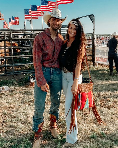 Rodeo Girlfriend, Rodeo Couples, Western Pics, Country Couple Pictures, Me And Him, Valley Fair, Country Couple, Cute Country Couples, Casual Country Outfits