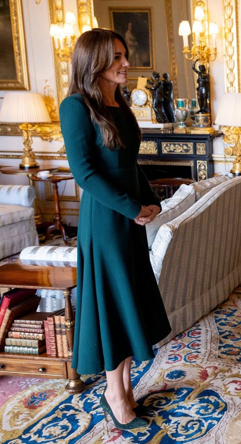 Kate Outfits, Royal Family Fashion, Beautiful Gown Designs, Kate Middleton Family, Awesome Kate, Princess Kate Style, Kate Middleton Style Outfits, Düşes Kate, Catherine Ii