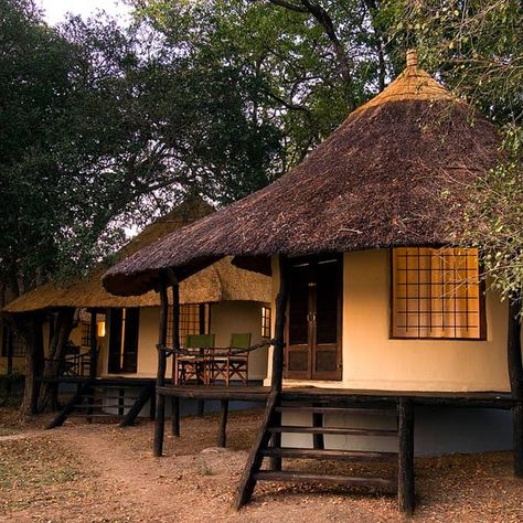 African Lodges, Round House Plans, Luxury Safari Lodge, Village Ideas, African House, Mud House, Luxury Safari, Safari Lodge, Village House Design