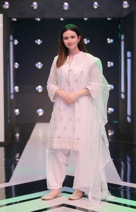 Traditional Pakistani Dresses, White Shalwar Kameez, Manhattan Fashion, Sana Javed, Shot Hair, Pakistani Kurta, Pakistani Party Wear Dresses, Sana Khan, Eastern Dresses