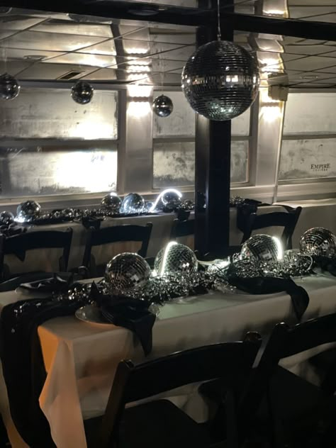 Silver Black Theme Party Decoration, Glam Party Table Decor, Black Glitter Party Decorations, Silver And Black New Years Eve Party, Black Tie Affair Prom Theme, Black And Silver Decorations Party Ideas, Black And Silver Theme Party Decoration, Black Birthday Party Aesthetic Decor, Black And Silver New Years Decorations