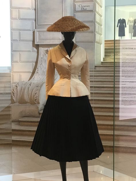 Christian Dior - the "New Look" 1947 Couture Dior, Dior New Look, Christian Dior Designer, New Look Fashion, Mode Tips, Dior Dress, Gaun Fashion, Paris Mode, Moda Paris