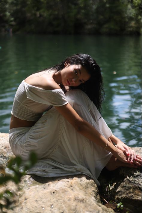 Dress In Creek Photoshoot, Outside Modeling Photography, By The Water Photoshoot, River Photoshoot Outfit Ideas, Self Portrait Photography Outside, Unique Standing Poses, Nature Photos Ideas, Aesthetic Nature Photoshoot, Photoshoot Near Lake