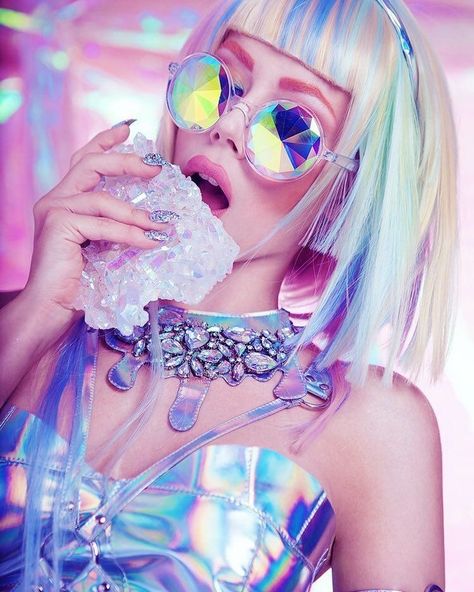 Fotografia Grunge, Holographic Fashion, Fashion Fotografie, Galaxy Makeup, Space Grunge, Look Festival, Space Fashion, Festival Trends, Fashion 90s