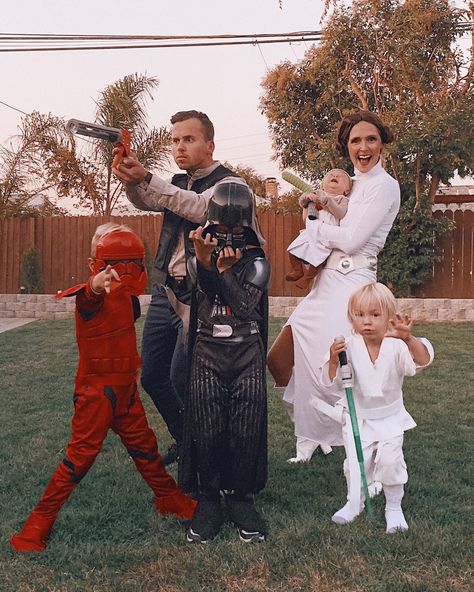 Family of six halloween costume Six Halloween Costume, Star Wars Family Costumes, Halloween Costume Family, Gen Z Style, Family Costumes Diy, Kid Costumes, Costume Family, Star Wars Halloween Costumes, Mandalorian Costume