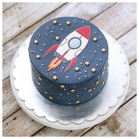 The sky full of stars ✨✨ Minimal Cake, Rocket Cake, Planet Cake, 4th Birthday Cakes, Kids Birthday Party Decoration, Funny Birthday Cakes, Cake Shapes, Party Catering, Sky Full Of Stars