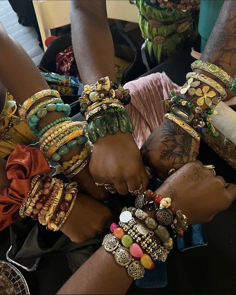 Black Culture Jewelry Aesthetic, Earthy Black Woman Jewellery, Earthy Bracelets Aesthetic, Black Women Luxury, Xoxo Jewelry, Girly Bracelets, Explore Aesthetic, Dope Jewelry Accessories, Earthy Style