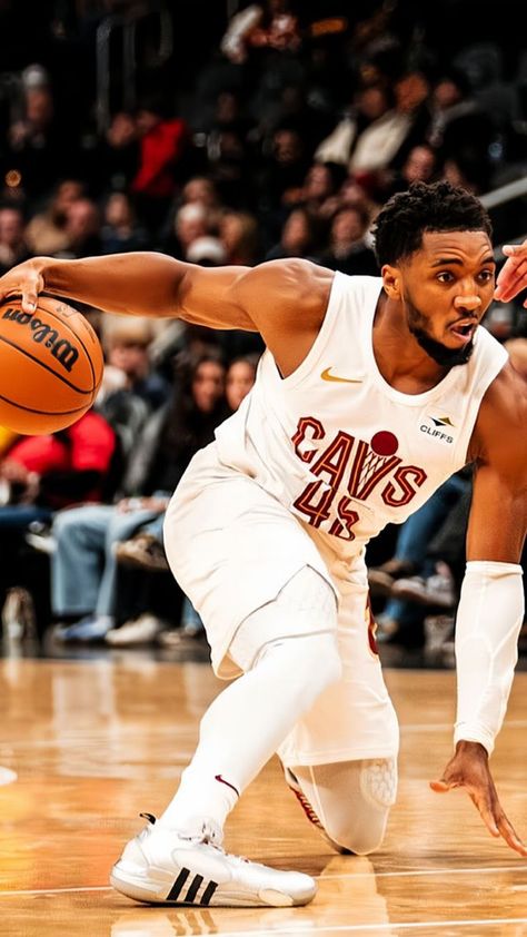 Cleveland Cavaliers Wallpapers, Nba Wallpaper, Cavaliers Nba, Best Nba Players, Cleveland Cavs, Donovan Mitchell, Cleveland Guardians, Nba Wallpapers, Basketball Pictures