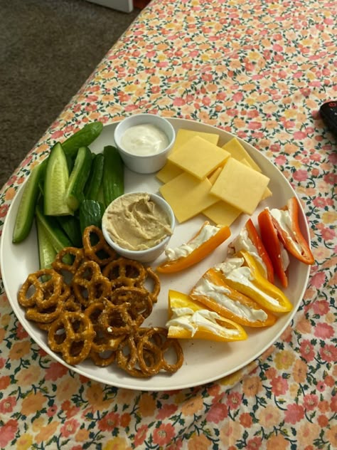 Sliced cucumbers, Bell peppers with cream cheese, Gouda cheese and pretzels with hummus and ranch for dipping :) Making Healthy Food, Healthy Lunch Snacks, Easy Healthy Meal Prep, Makanan Diet, Läcker Mat, Healthy Food Motivation, Healthy Lifestyle Food, Deilig Mat, Snack Plate