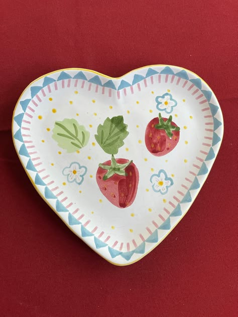 Heart Shaped Trinket Dish, Fruit Trinket Dish, Strawberry Wall Decor, Strawberry Trinket Dish, Strawberry Clay Tray, Pottery Painting Trinket Dish, Heart Clay Ideas, Valentines Day Ceramics, Clay Heart Dish