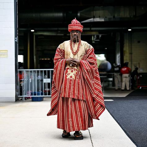 Jeremiah Owusu-Koramoah ( @owu3.0 ), Cleveland Browns linebacker, knows how to turn heads on game days, rocking his African-inspired outfits with serious style. Whether it’s a bold agbada or intricate beadwork, his looks show off his heritage and make a statement both on and off the field. Looks Show, September 22, How To Turn, The Plan, African Inspired, Cleveland Browns, Style Icon, Ghana, African Fashion