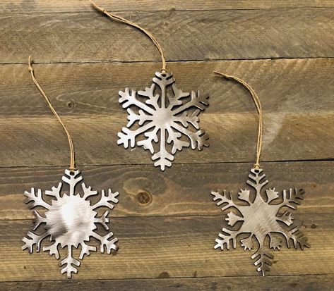 Metal Christmas Tree Ornaments, Steel Crafts, Metal Snowflakes, Christmas Metal Art, Metalwork Projects, Metal Christmas Ornaments, Steel Projects, Snowflake Template, Wolf Wall Art