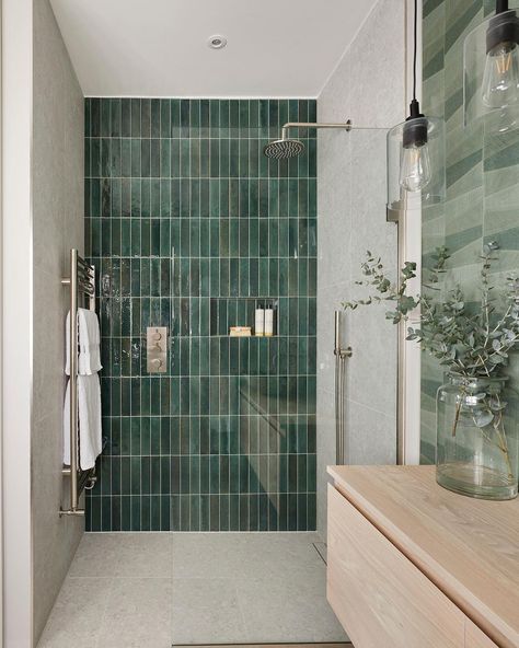 Large Tile Shower Ideas, Bright Bathroom Design, Bathroom Small Space, Adu Bathroom, Green Shower Tile, Bathroom Moodboard, Dark Green Bathrooms, Green Tile Bathroom, Small Bathroom With Shower